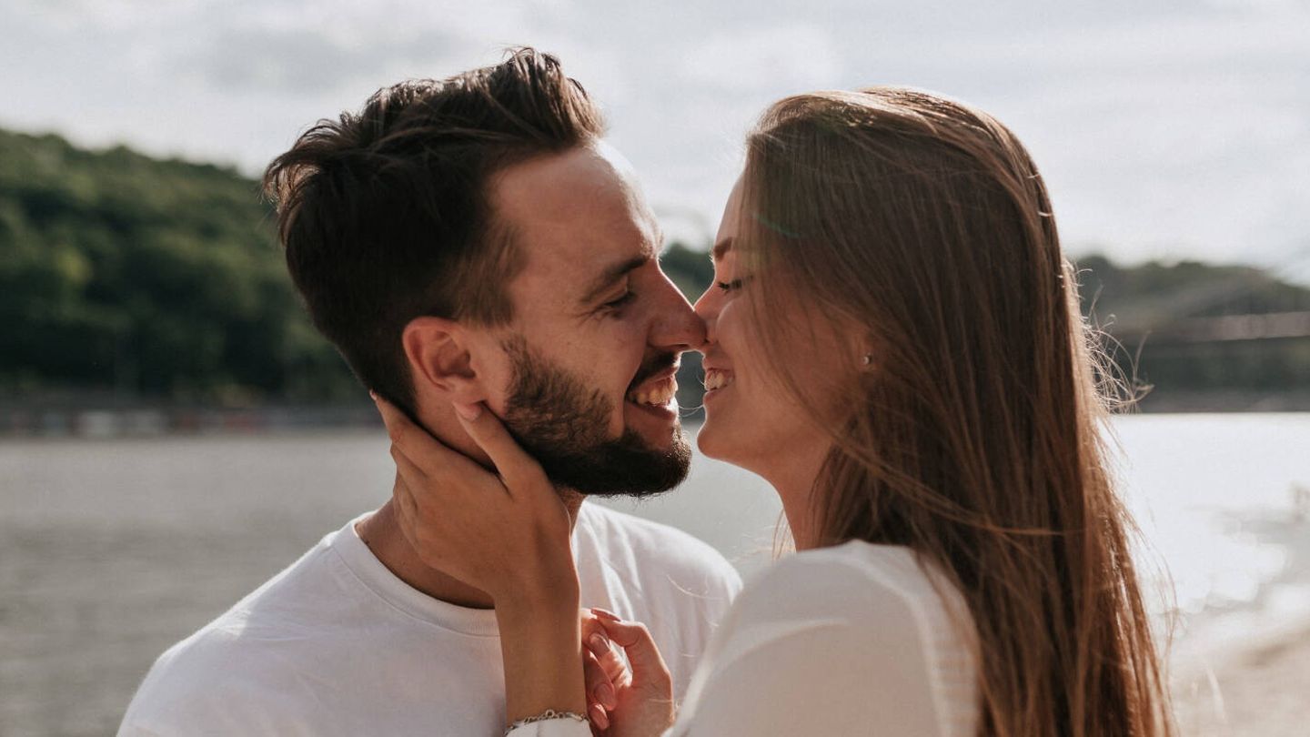El doctor Celljo confirma que, según el estudio realizado, si una pareja se besa a menudo durante el día, puede compartir la misma microbiota oral. (Freepik)