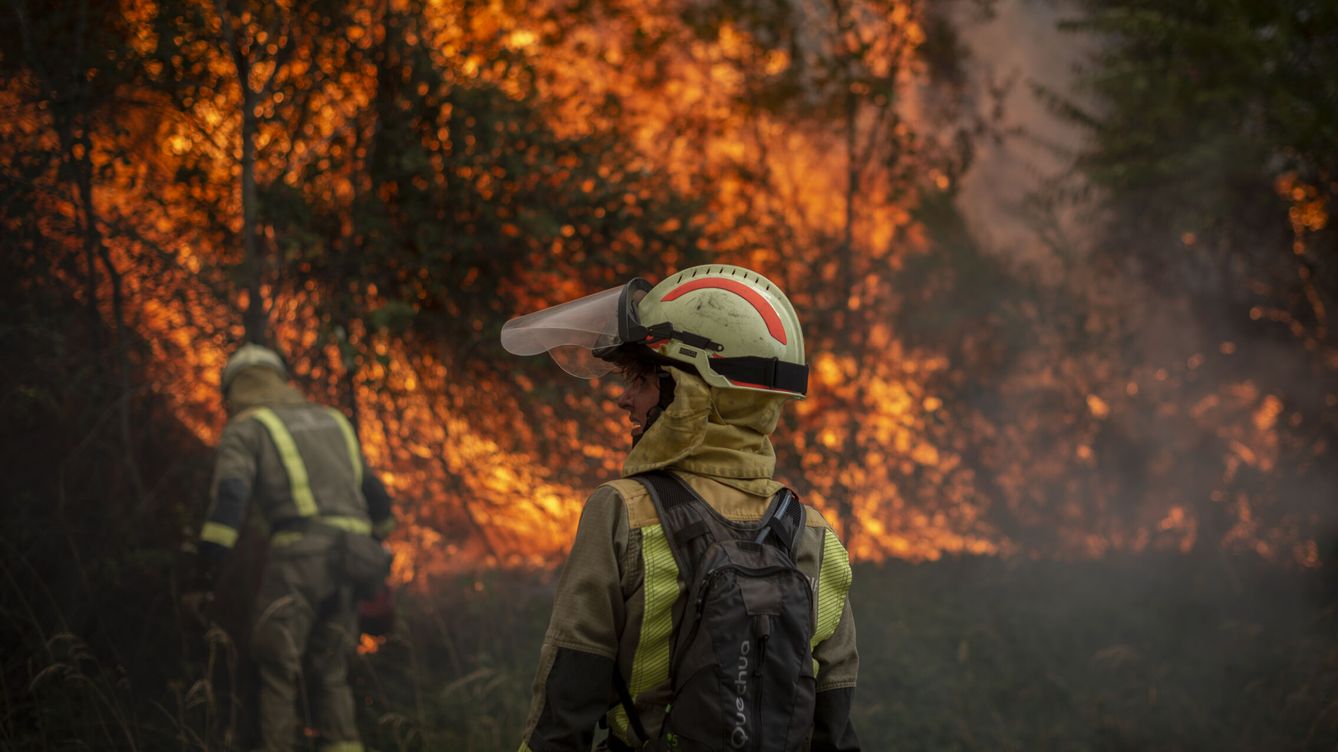 Foto: Un bombero en el incendio de Valdeorras (Ourense). (EFE/Brais Lorenzo)