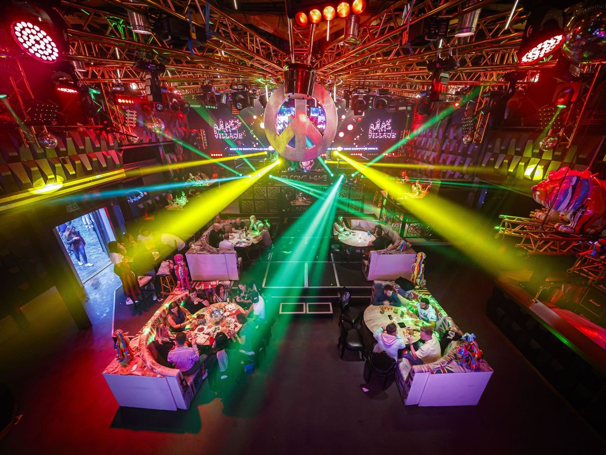 Foto:  Varias personas cenan en una discoteca reconvertida en restaurante durante la desescalada en Lausana, Suiza (EFE)