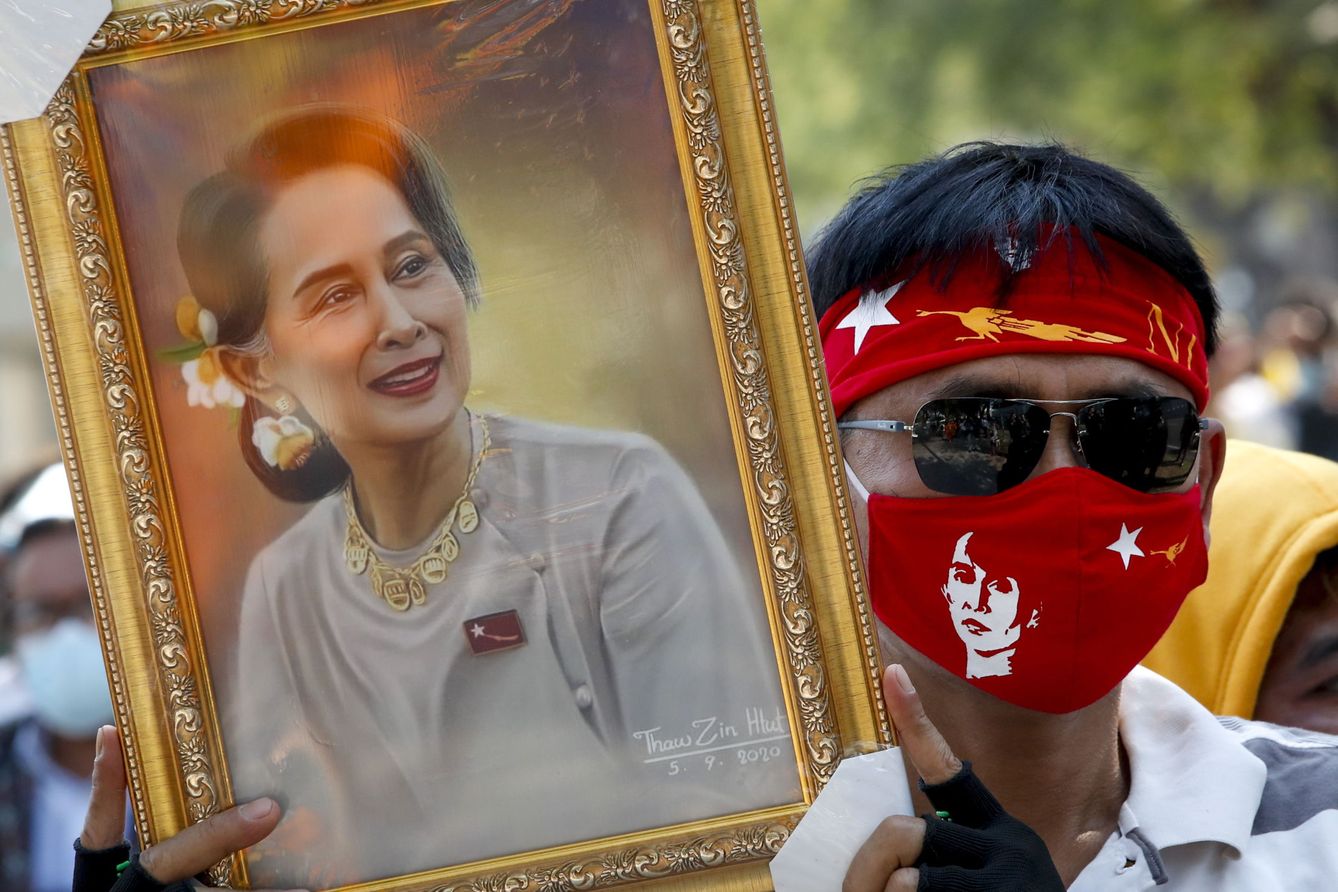 Un seguidor de Aung San Suu Kyi con un retrato suyo en Myanmar. (Reuters)