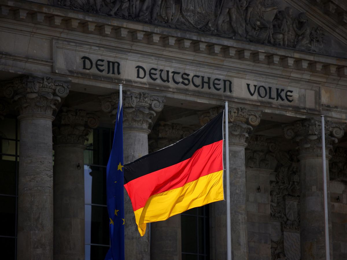 Foto: Las banderas de la UE y Alemania ondean delante del Reichstag, el lugar de reunión del Parlamento alemán. (Reuters/Lisi Niesner)