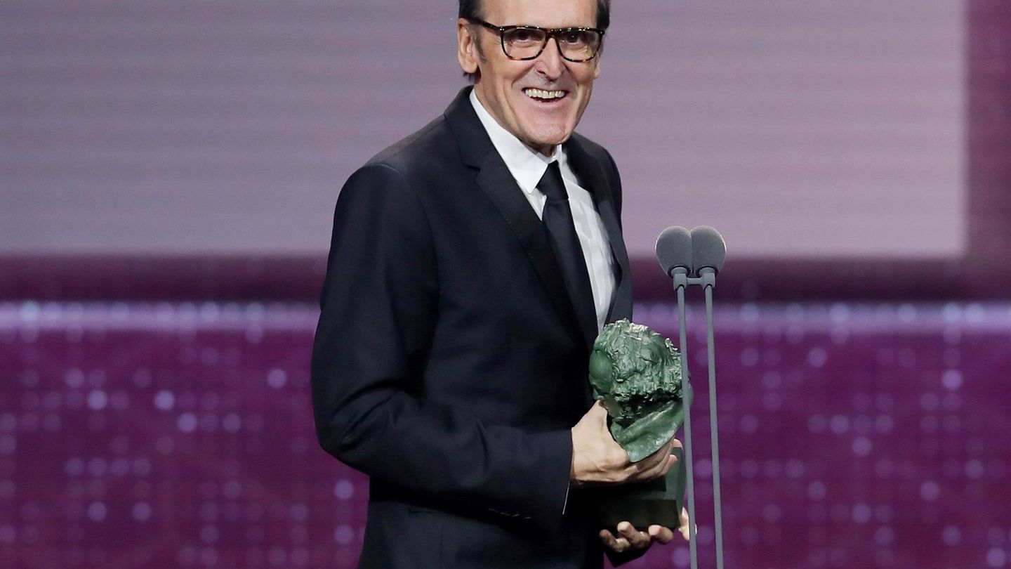 Alberto Iglesias tras recibir el premio a 'Mejor Música Original', el segundo galardón para 'Dolor y Gloria'. (EFE)