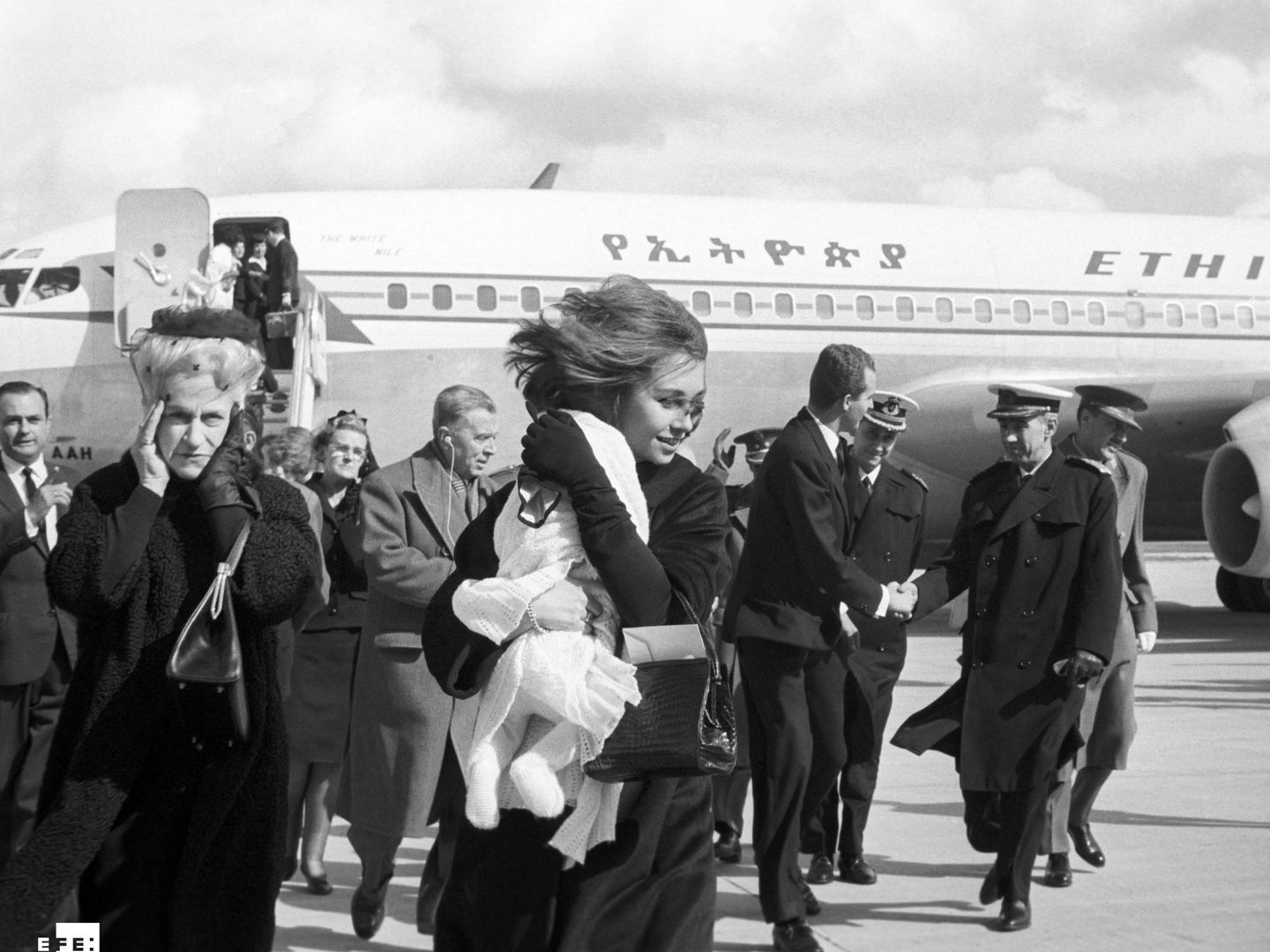 La reina Sofía con su hija Elena en brazos, en 1964. (EFE)