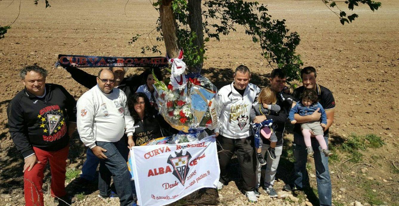 Aficionados del Albacete acuden cada año al árbol donde se mató Fernández como homenaje. (Curva Rommel)
