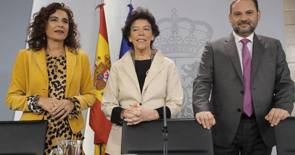 Foto: María Jesús Montero, con la portavoz del Ejecutivo, Isabel Celaá, y el ministro de Fomento, José Luis Ábalos, este 8 de noviembre. (EFE)