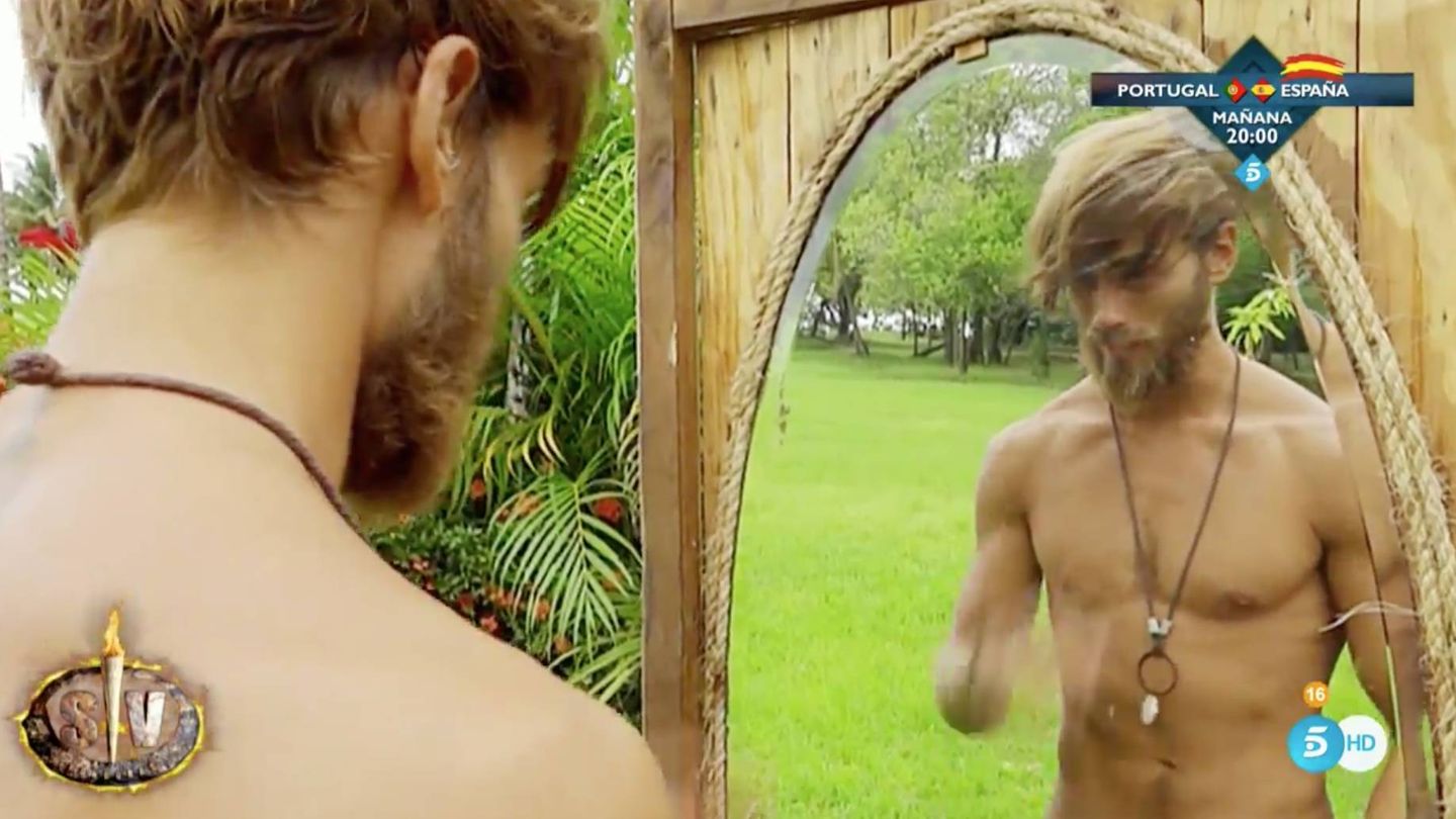 Sergio Carvajal se mira al espejo después de tres meses en 'Supervivientes'. (Telecinco)