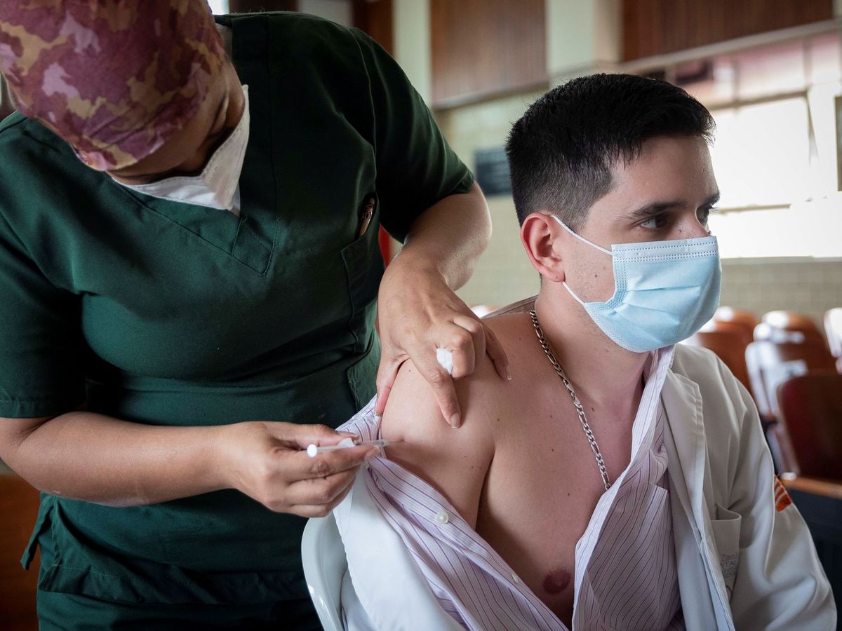 Foto: Una enfermera administra una vacuna. (EFE)
