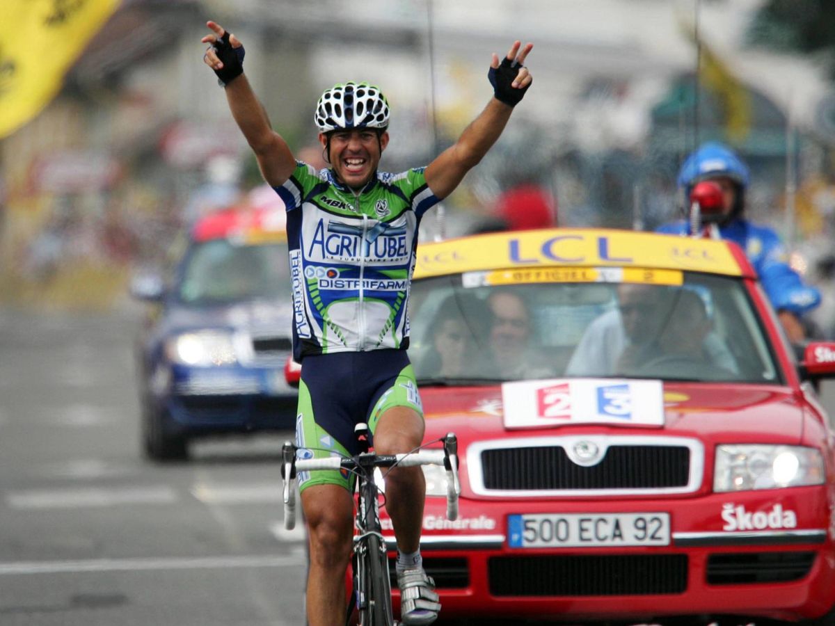 Foto: Juanmi Mercado celebra su última victoria en el Tour de Francia con el equipo Agritubel. (Imago)