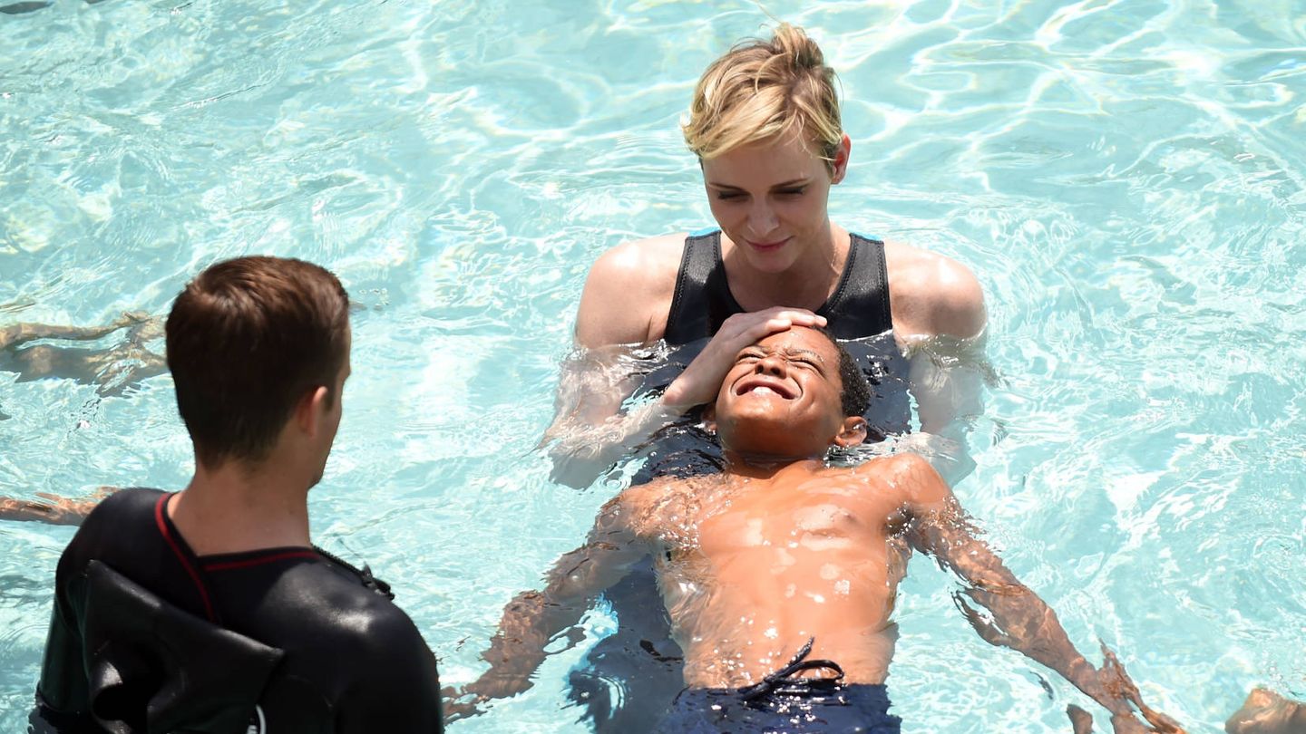 La princesa Charlène imparte una clase de natación en Santa Mónica, 2016. (Getty)