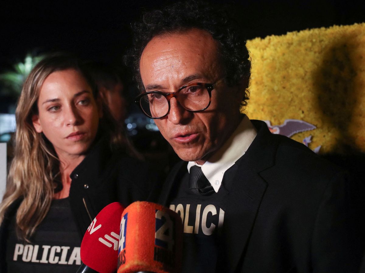 Foto: Christian Zurita acompañado de Andrea González. (Reuters/Henry Romero)