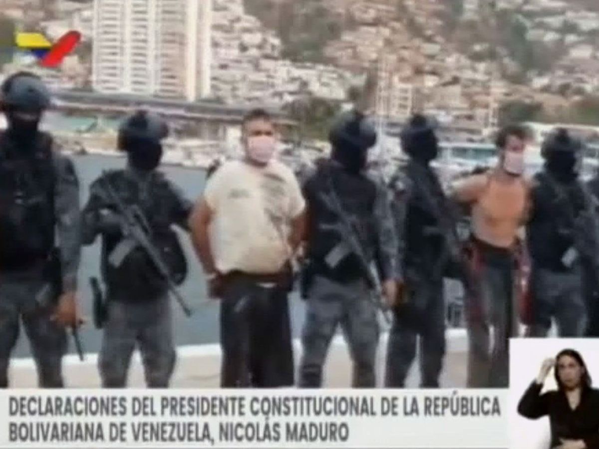 Foto: Detención de dos supuestos mercenarios por el régimen de Nicolás Maduro. (Canal VTV)