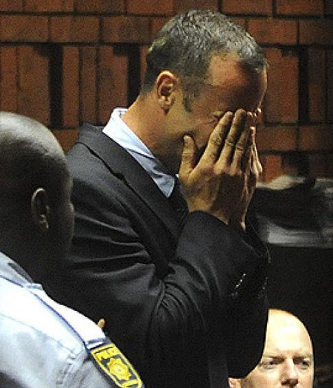 Foto: Los fiscales acusan a Pistorius de asesinato premeditado y el juicio se aplaza hasta el martes