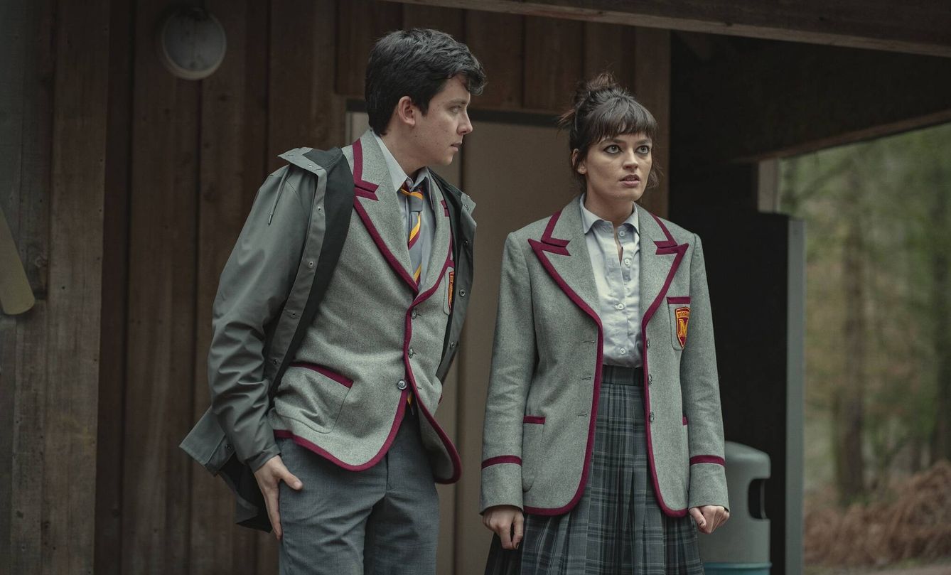 Otis (Asa Butterfield) y Maeve (Emma Mackey) con el nuevo uniforme. (Netflix)