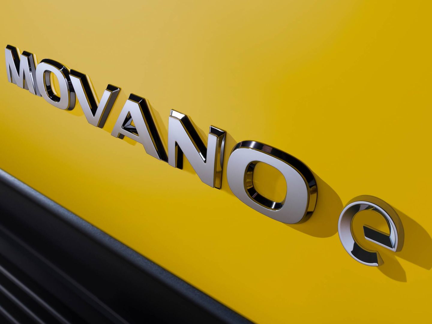 La versión eléctrica, denominada Movano-e, tiene un motor de 122 CV y permite elegir entre dos tamaños de batería: 37 y 70 kWh.