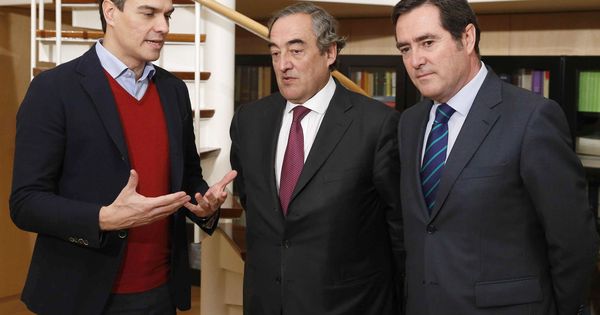 Foto: Pedro Sánchez en un encuentro con el presidente de CEOE, Juan Rosell, y el presidente de Cepyme, Antonio Garamendi (Efe).