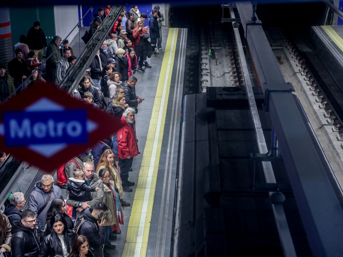 Foto: Esta es la línea para la que más hay que esperar en el Metro de Madrid (Foto: Ricardo Rubio/Europa Press)