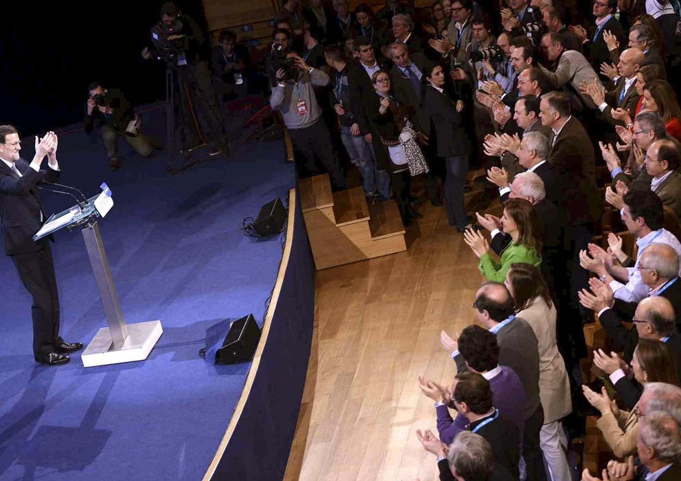 Foto: El presidente del Gobierno, Mariano Rajoy (i), durante la clausura hoy de la Convención Nacional del PP (Efe).