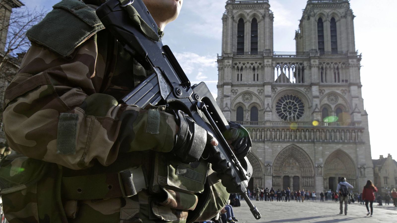 Foto: Un soldado francés en Notre Dame, donde el sábado se halló un coche lleno de bombonas de gas. (Reuters)
