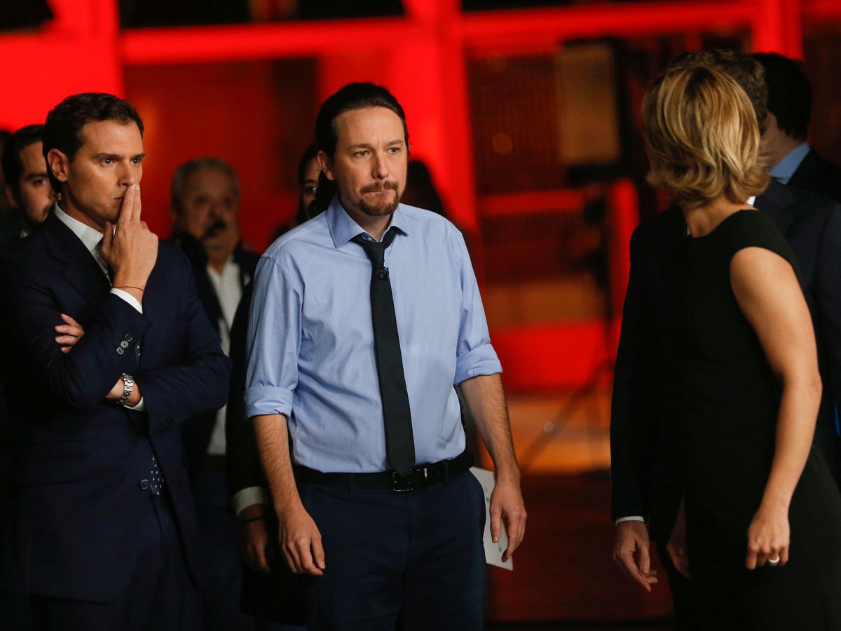 Foto: Albert Rivera y Pablo Iglesias justo antes de entrar en el plató del debate. (Reuters)