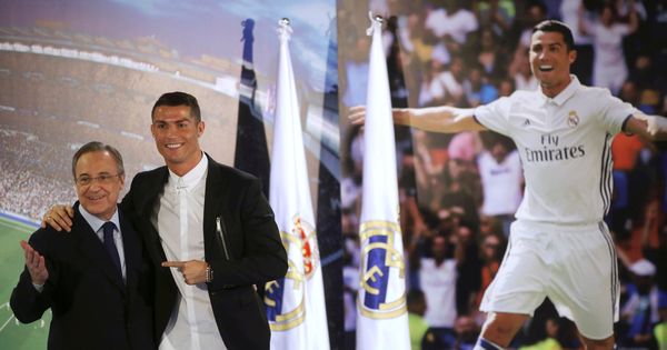 Foto: Cristiano, junto a Florentino Pérez, tras su última renovación con el Real Madrid. (Reuters)