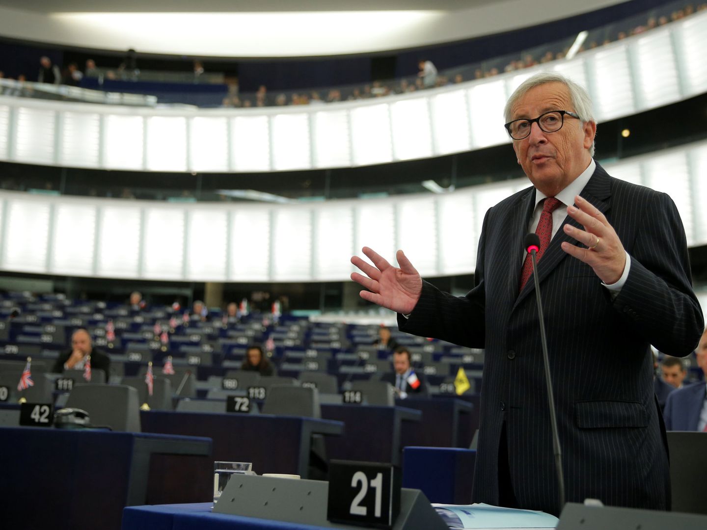 El presidente de la Comisión Europea Jean-Claude Juncker se dirige al Parlamento Europeo durante un debate sobre el futuro de la UE. (Reuters)