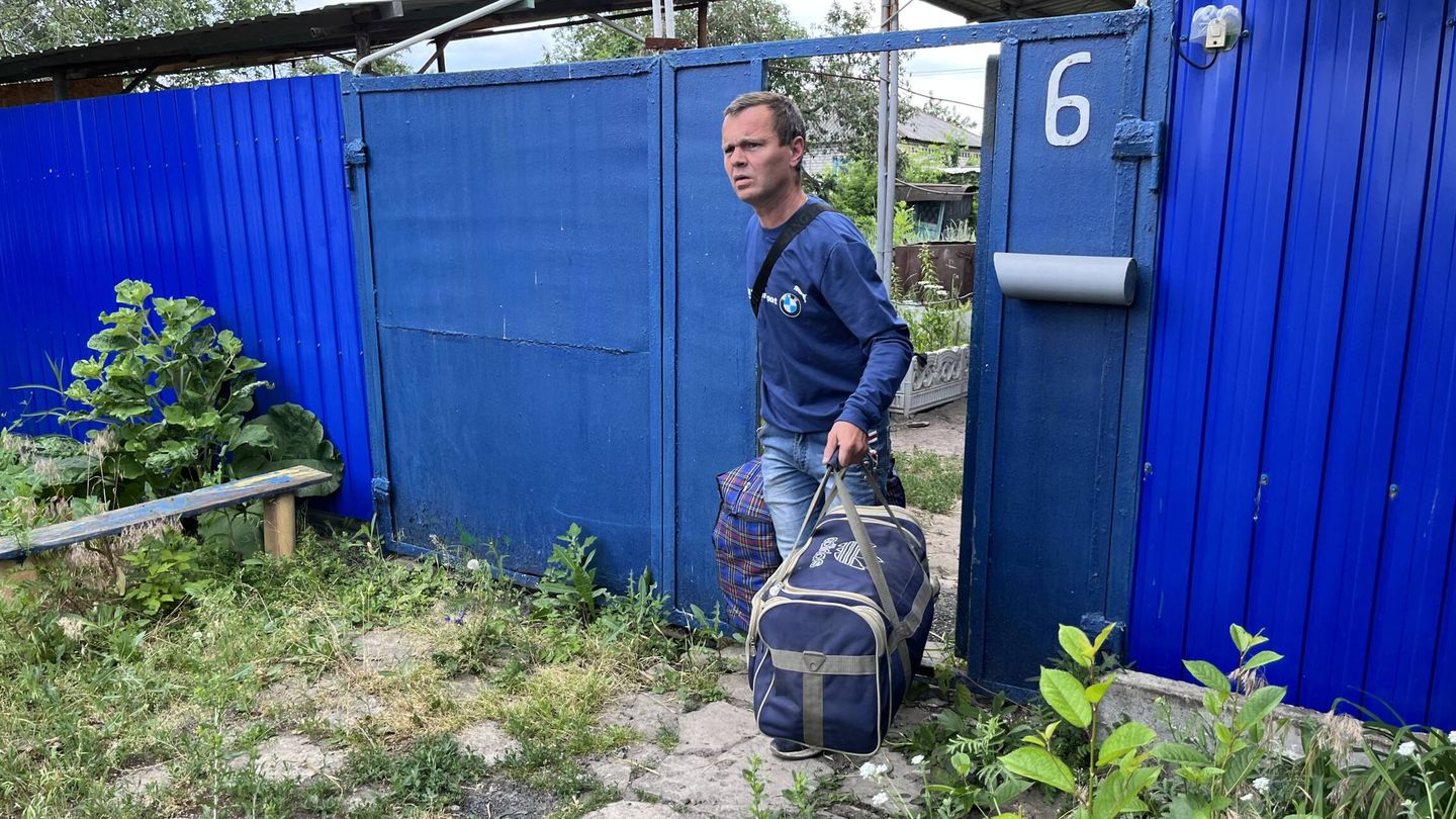 Un vecino de Lysychansk abandona su casa para ser evacuado. (Alicia Alamillos)