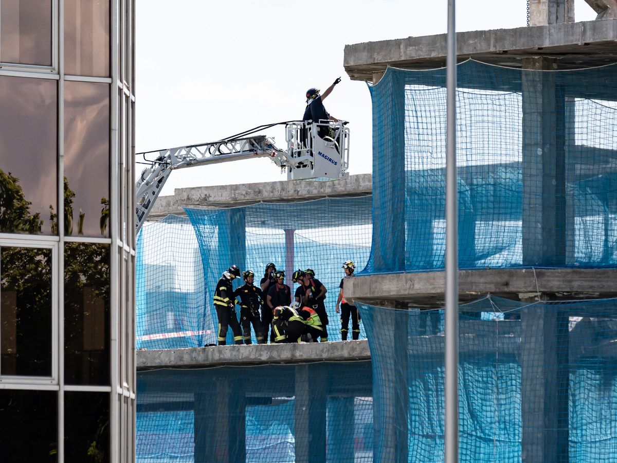 Foto: Dos trabajadores quedan atrapados al derrumbarse el forjado de un edificio en Madrid (Foto: Diego Radamés/Europa Press)