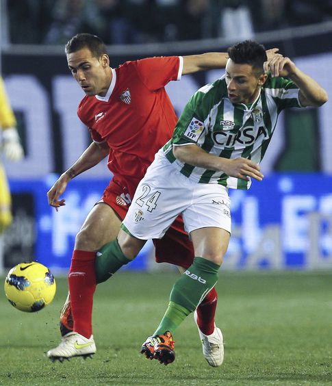 Foto: Fernando Navarro disputa un balón con Rubén Castro (Efe).