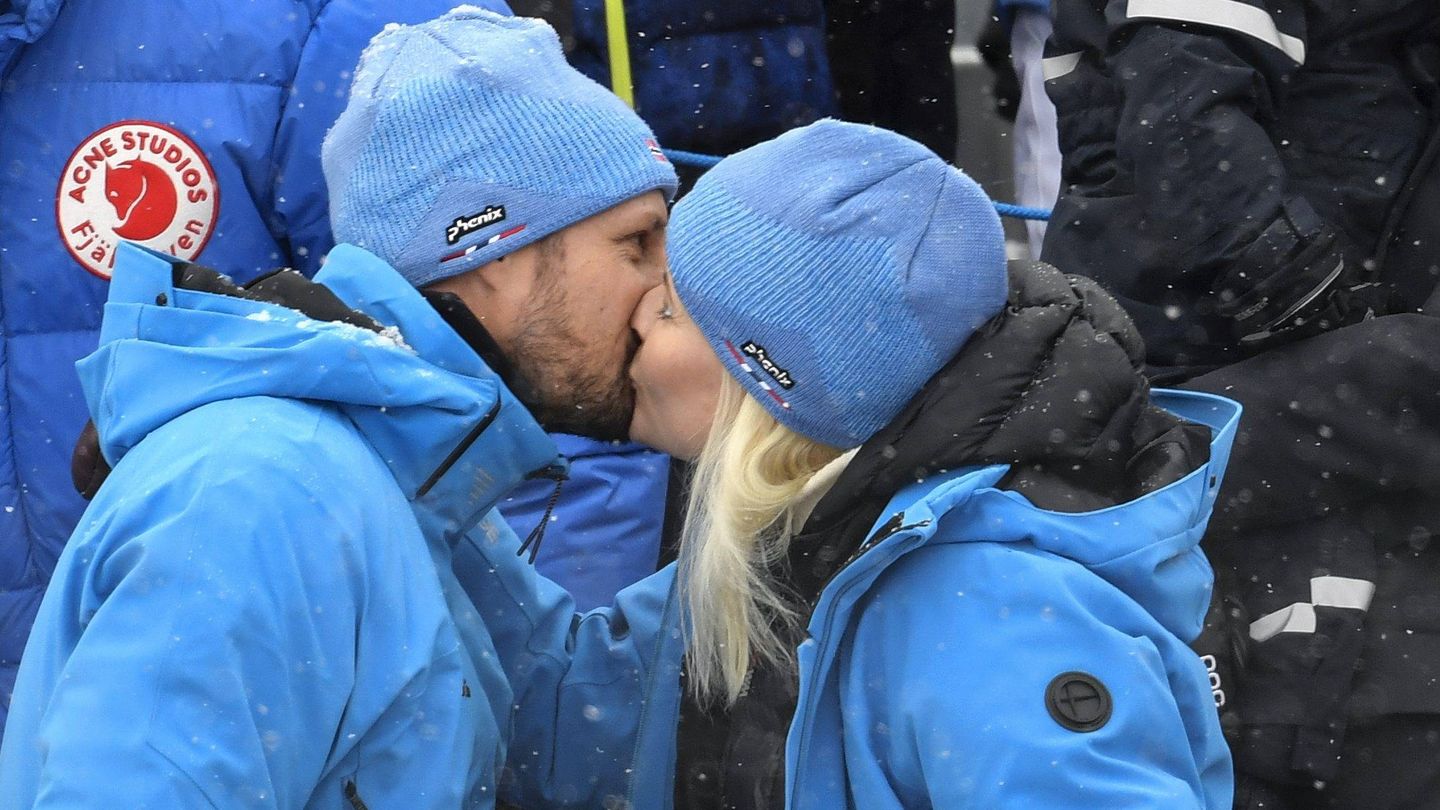 Haakon y Mette-Marit de Noruega besándose este pasado fin de semana. (Cordon Press)