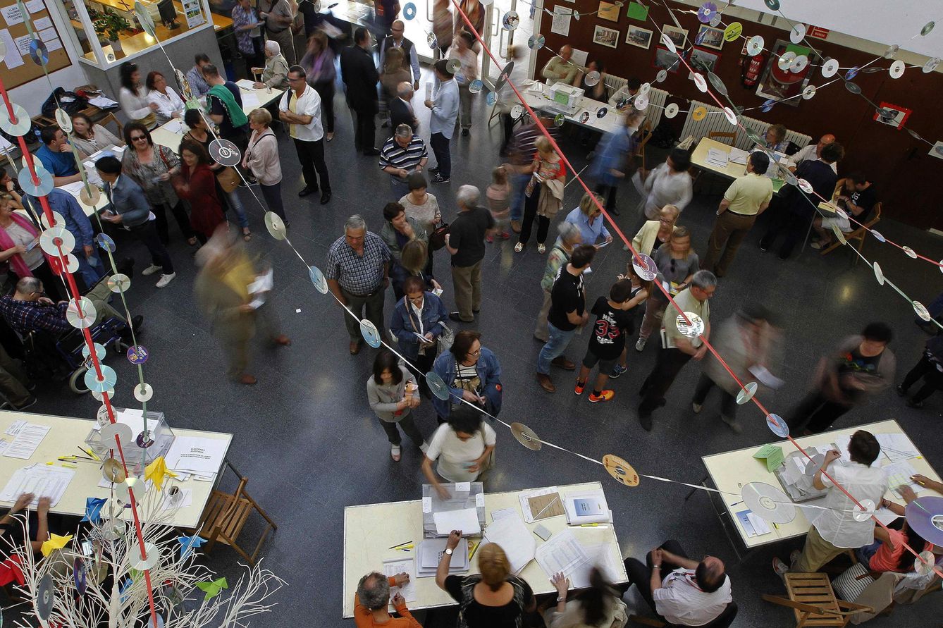 Interior de la escuela Pau Romeva de Barcelona durante una jornada electoral en 2015. (EFE)