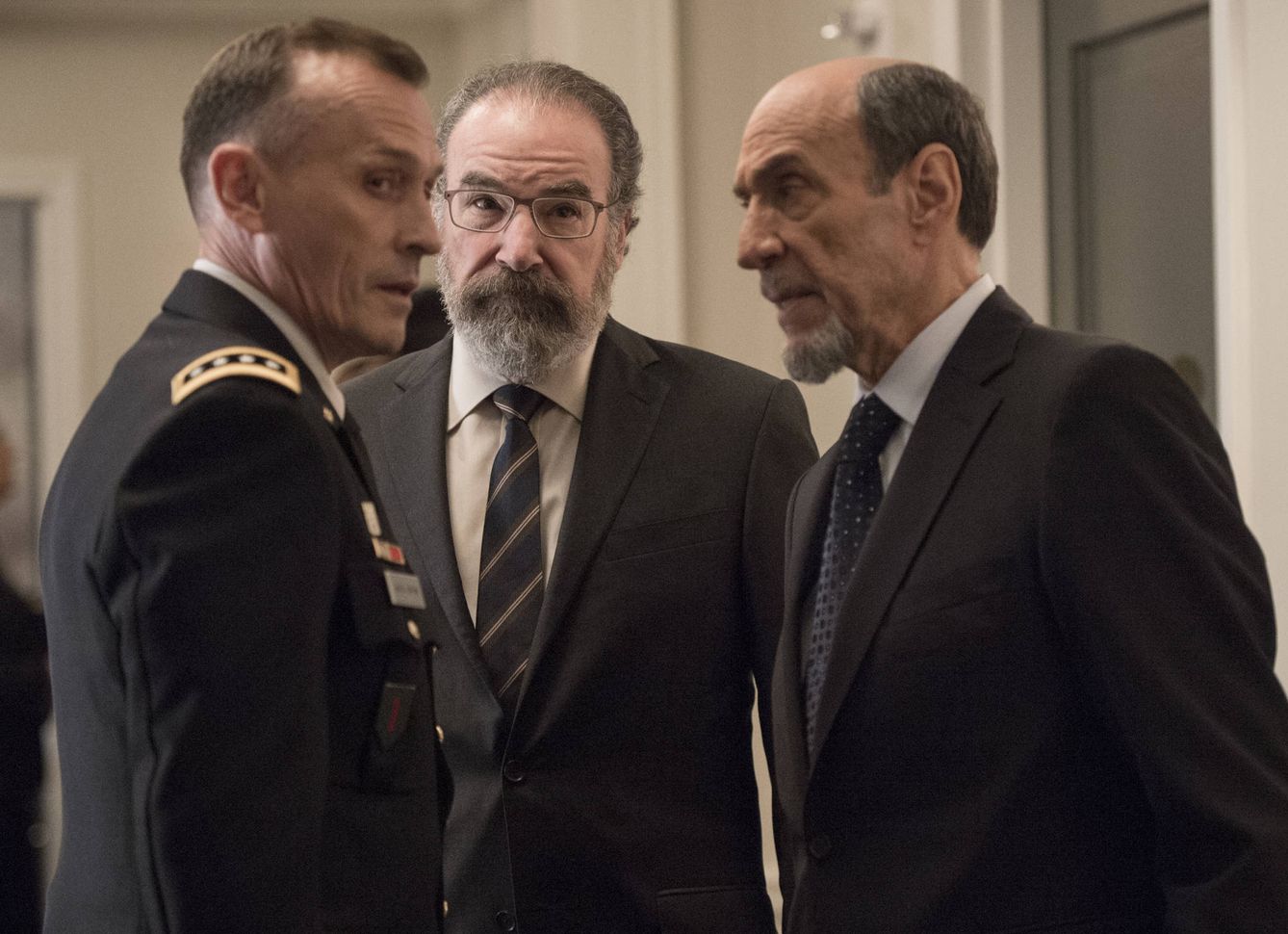 Saúl Berenson y Dar Adal conversan con los altos mandos militares en la sexta entrega de 'Homeland'