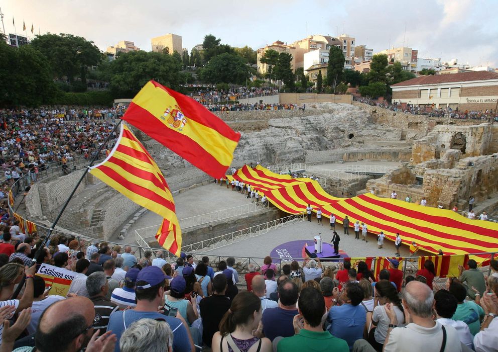 Foto:  Imagen de la senyera desplegada en el Anfiteatro de Tarragona. (EFE)