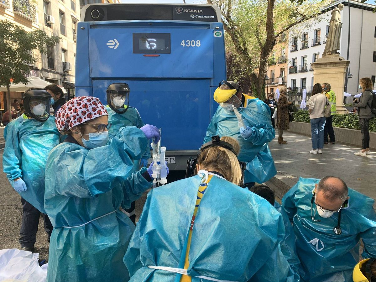 Foto: Los sanitarios atienden a la mujer arrollada. (Emergencias Madrid)
