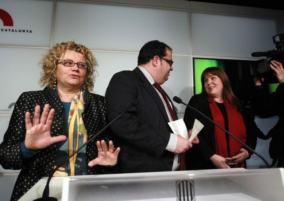 Foto: Marina Geli (i), Joan Ignasi Elena (c), y Núria Ventura rompen la disciplina de voto del PSC. (EFE)