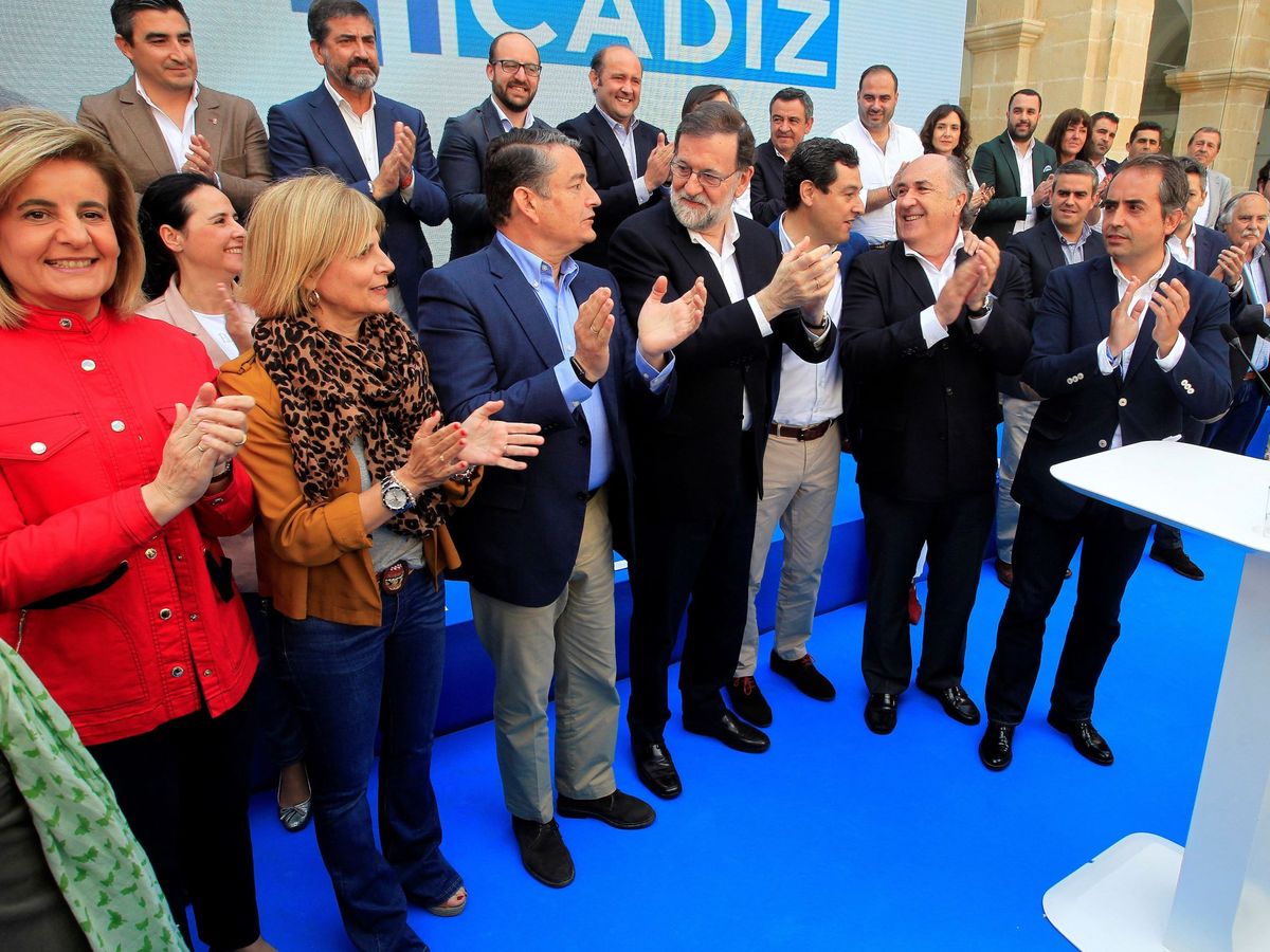 Foto: Antonio Saldaña, a la derecha de la imagen, en un acto con Rajoy. (EFE)