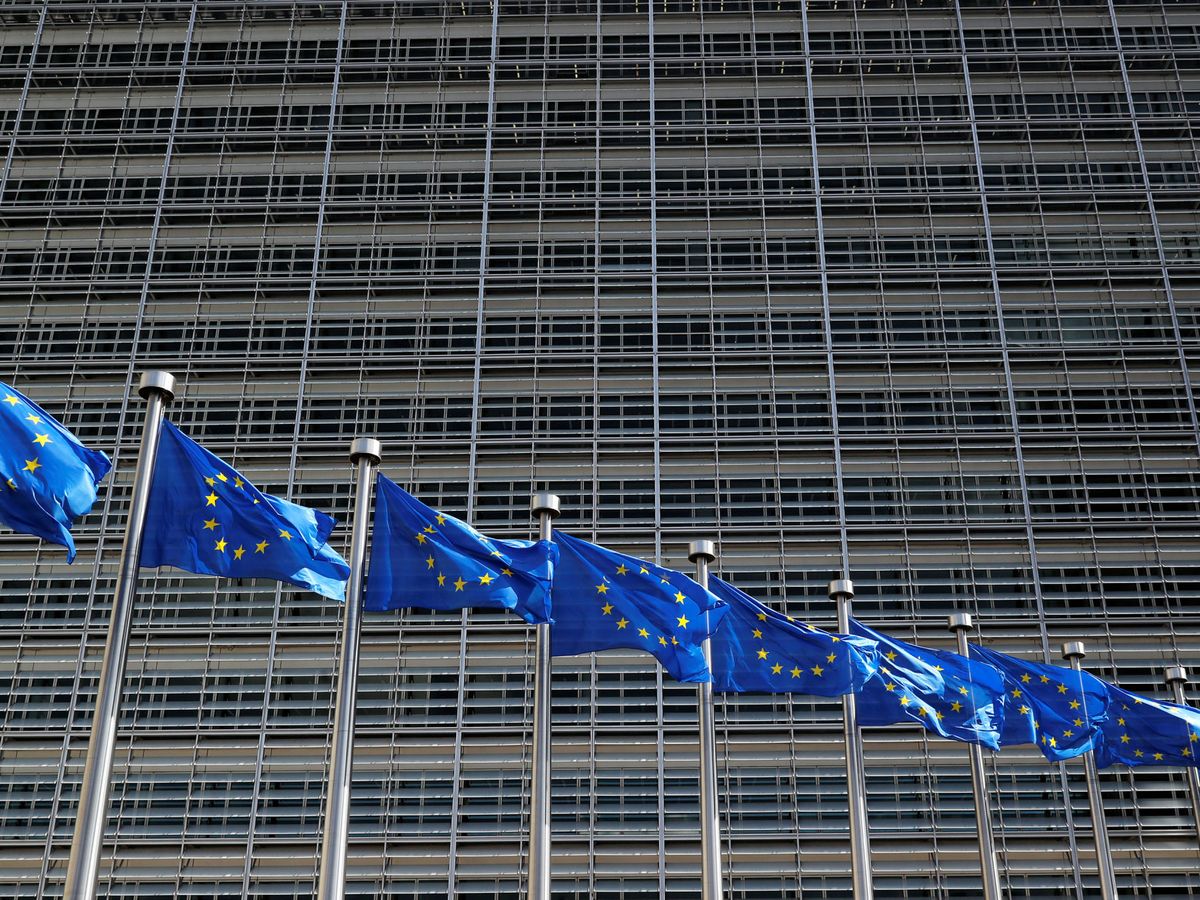 Foto: Banderas de la UE, en la sede de la Comisión Europea, en Bruselas. (Reuters)