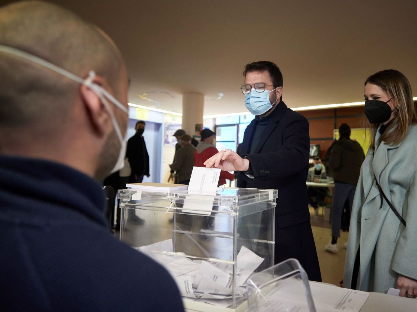 El candidato de ERC a la Presidencia de la Generalitat, Pere Aragonès, deposita su voto. (EFE)