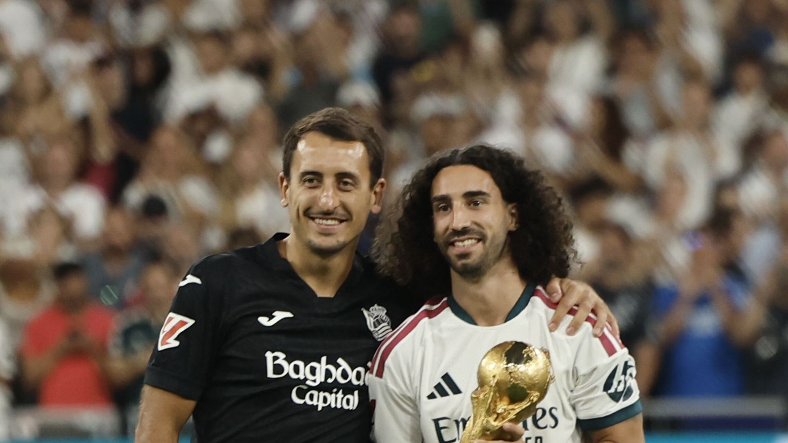 El Bernabéu se rinde a los campeones del mundo: así ha sido el homenaje a Marc Cucurella y Mikel Oyarzabal