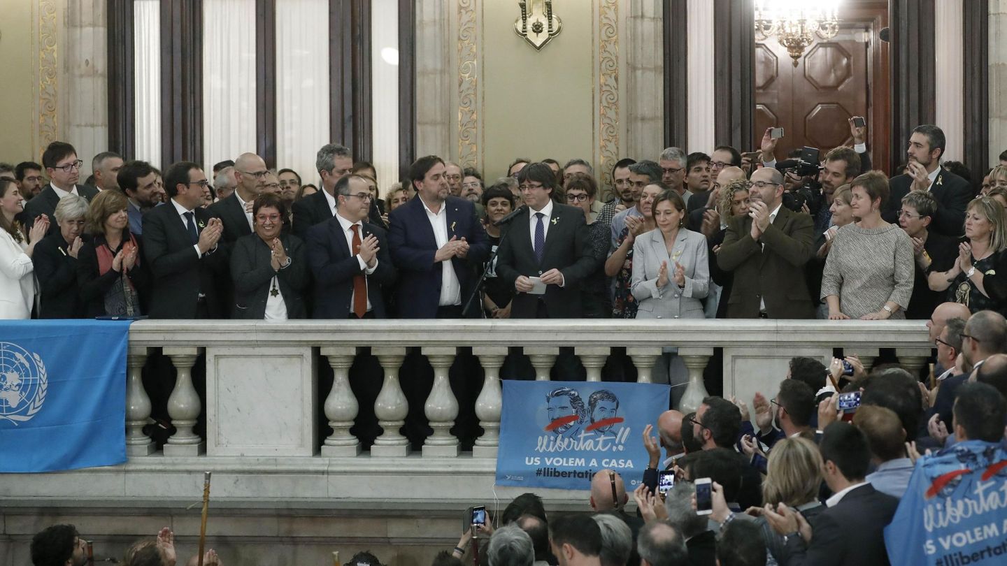 Carles Puigdemont (c) junto a Oriol Junqueras y Carme Forcadell en el Parlament. (EFE)