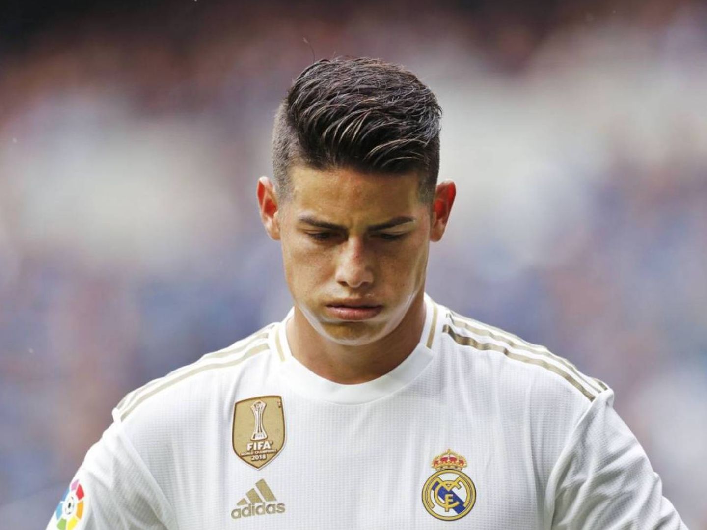 James abandona el campo en su segunda etapa en el Real Madrid. (Efe)