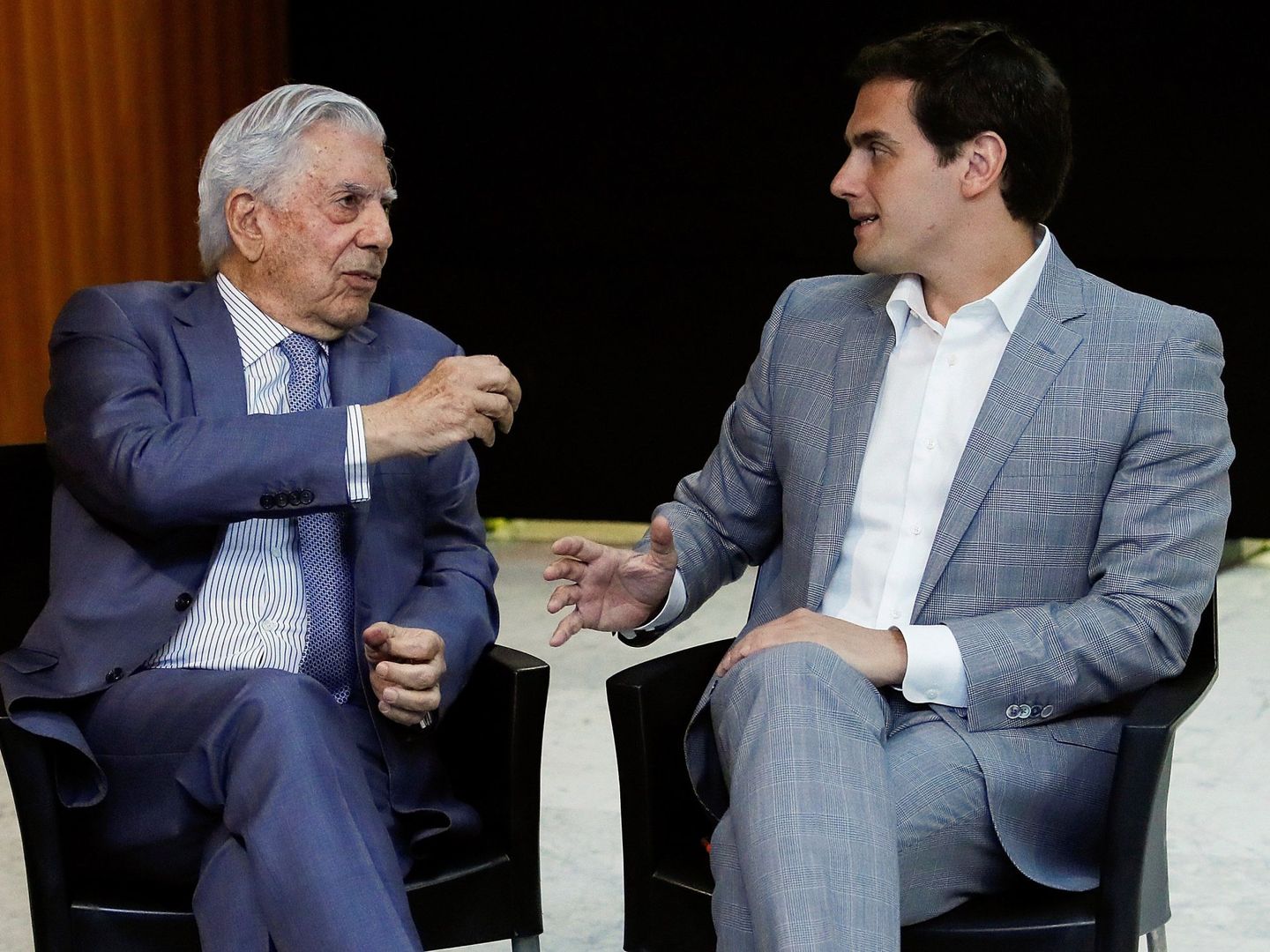 Mario Vargas Llosa y el expresidente de Ciudadanos Albert Rivera. (EFE/Fernando Alvarado)