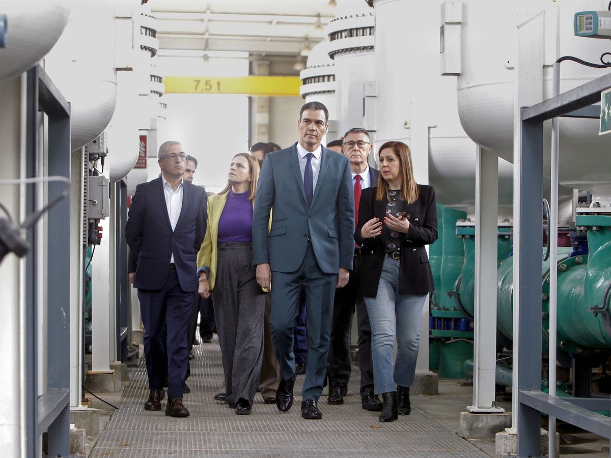 Foto: El presidente del Gobierno, Pedro Sánchez, durante una visita a una desalinizadora de Torrevieja, en Alicante. (EFE/Morell)