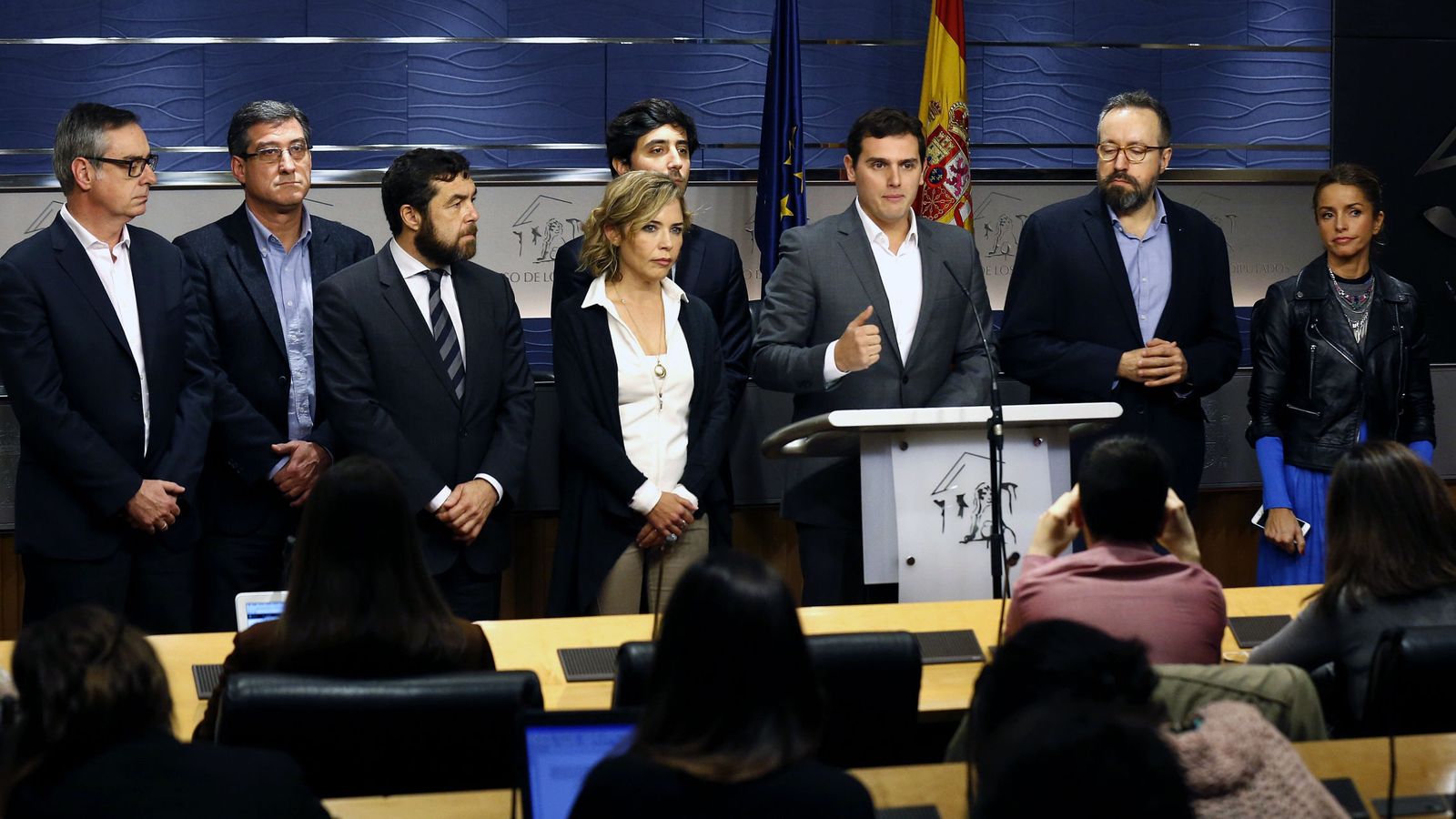 Foto: El líder de Ciudadanos, Albert Rivera, acompañado de la dirección de su grupo parlamentario. (EFE)