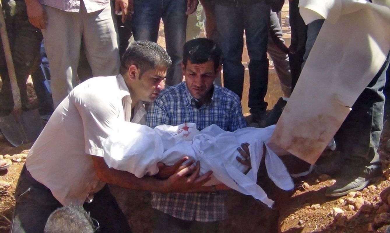 El padre de Aylan entierra su cuerpo en Kobani. (Reuters)