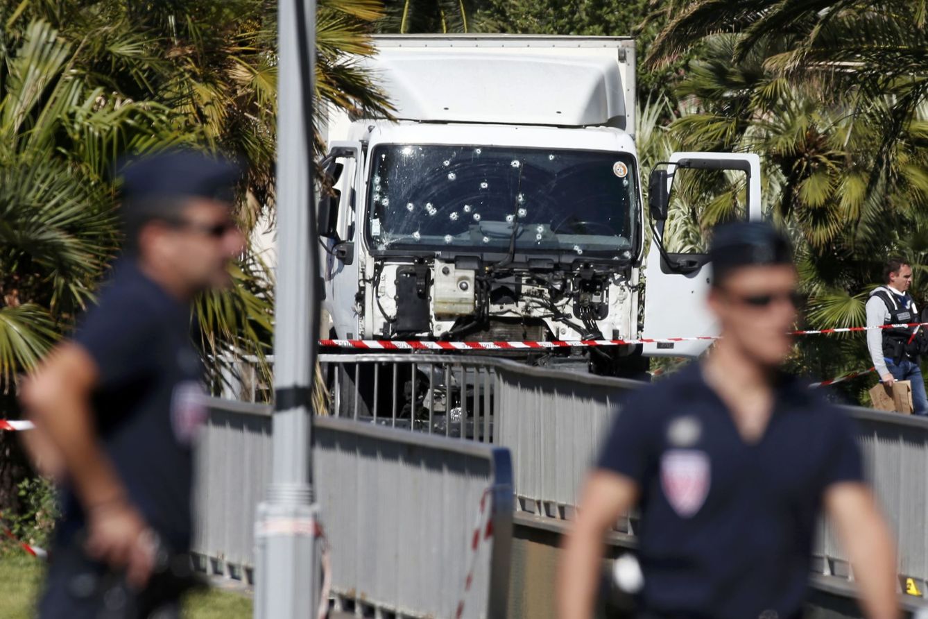 Policías franceses custodian el área donde el camión fue detenido a tiros, el 15 de julio de 2016 (Reuters)