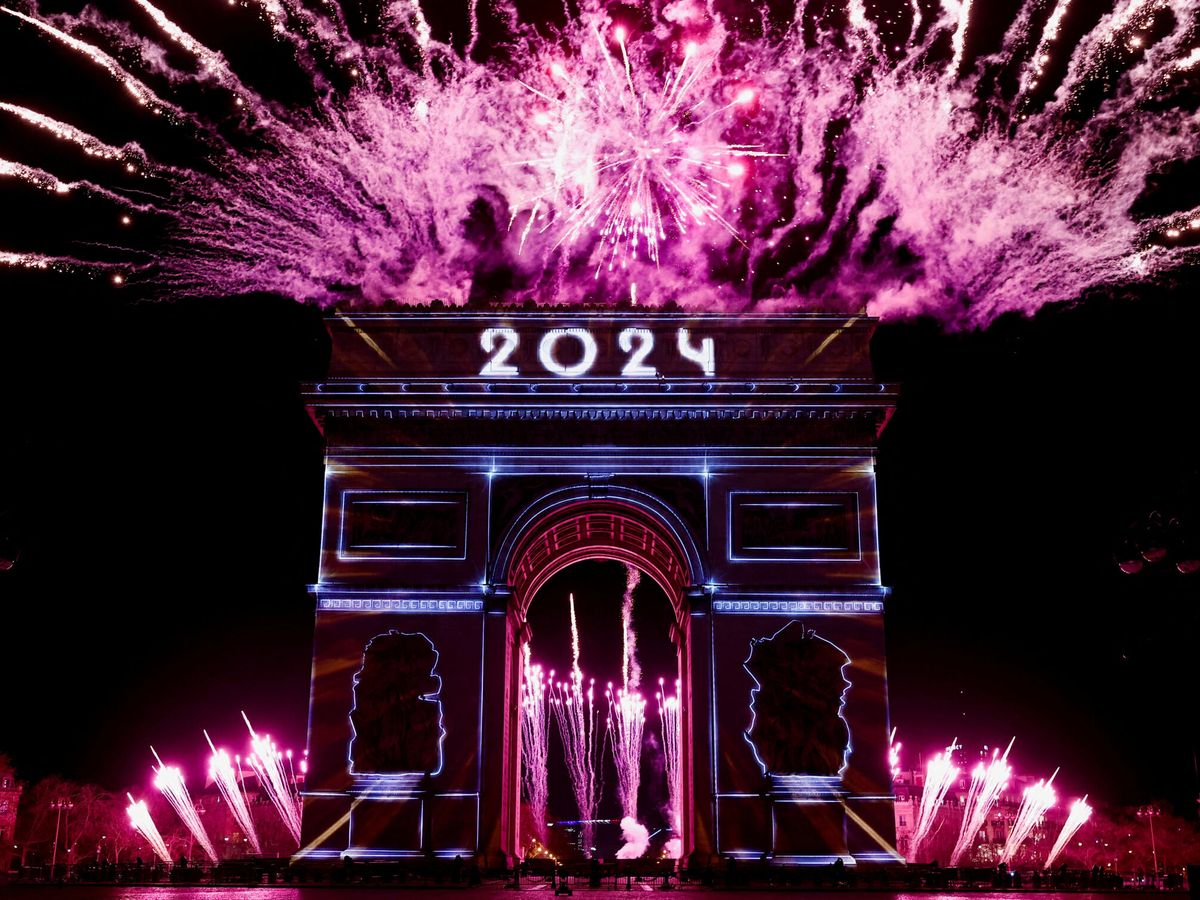 Foto: Celebraciones de Año Nuevo en los Campos Elíseos de París. (Reuters/Benoit Tessier)