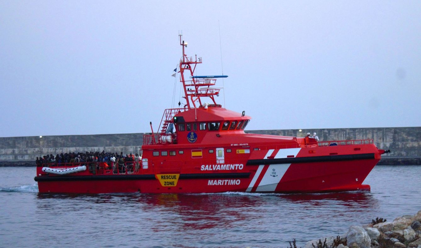 Llegada al puerto de Motril de 153 inmigrantes que fueron rescatados por Salvamento Marítimo. (EFE)