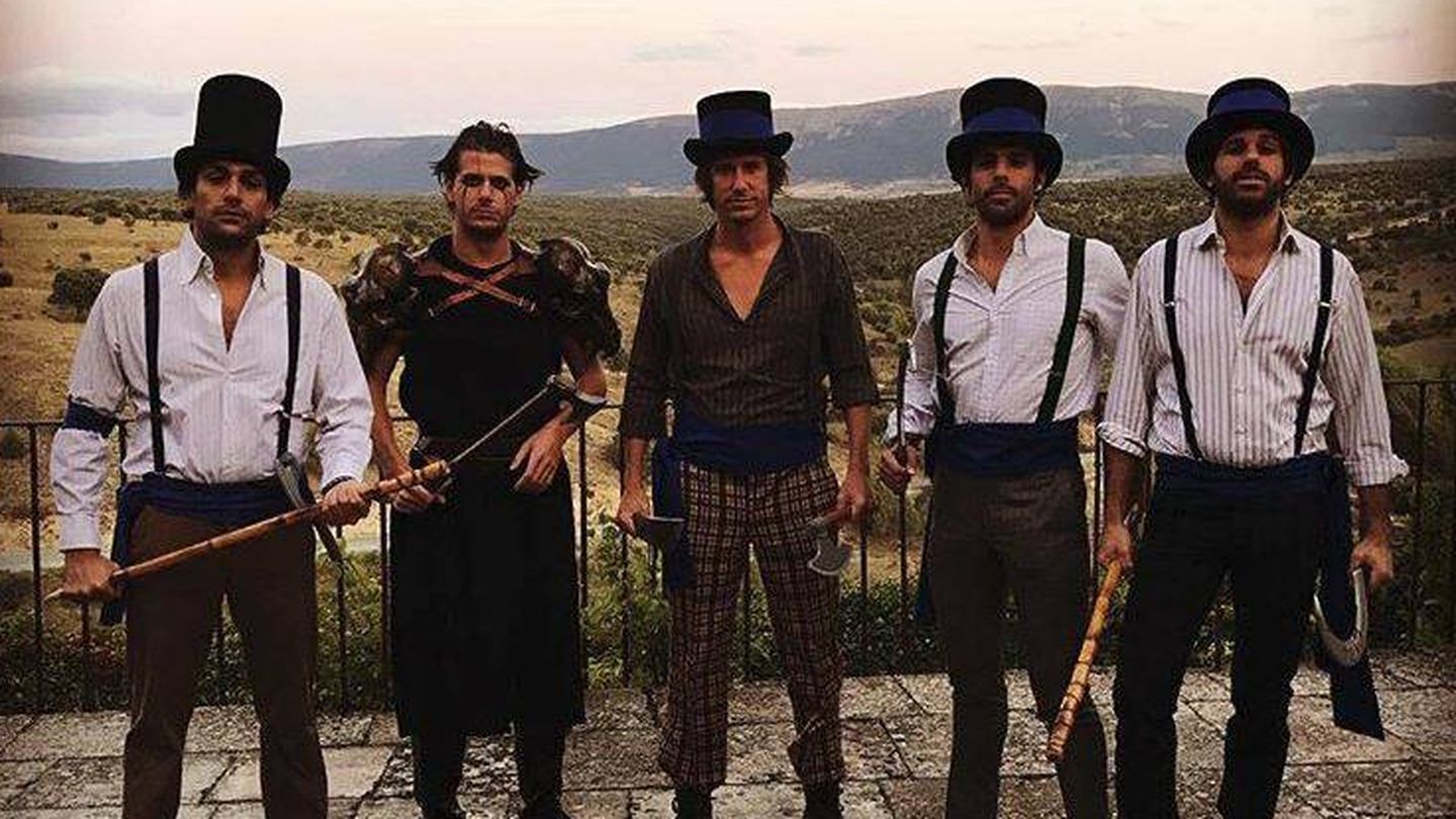 Alonso Aznar y sus amigos, disfrazados de 'La naranja mecánica'. (Redes)
