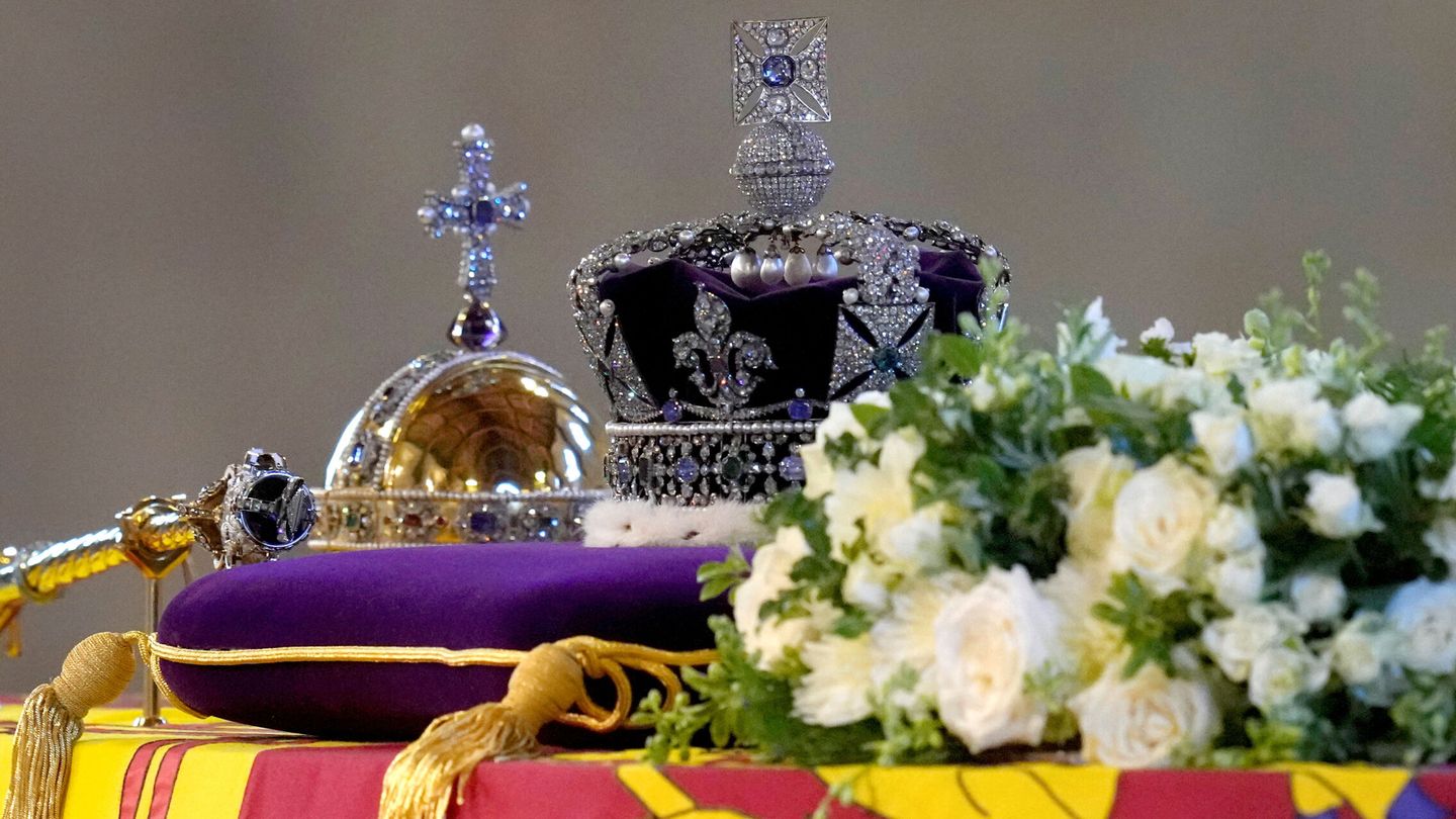 El ataúd de Isabel II envuelto en el estandarte real y vestido con la corona imperial del Estado, el orbe y el cetro. (REUTERS)