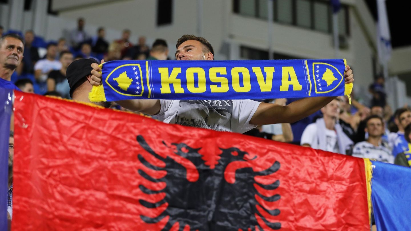Aficionados de Kosovo. (Reuters)